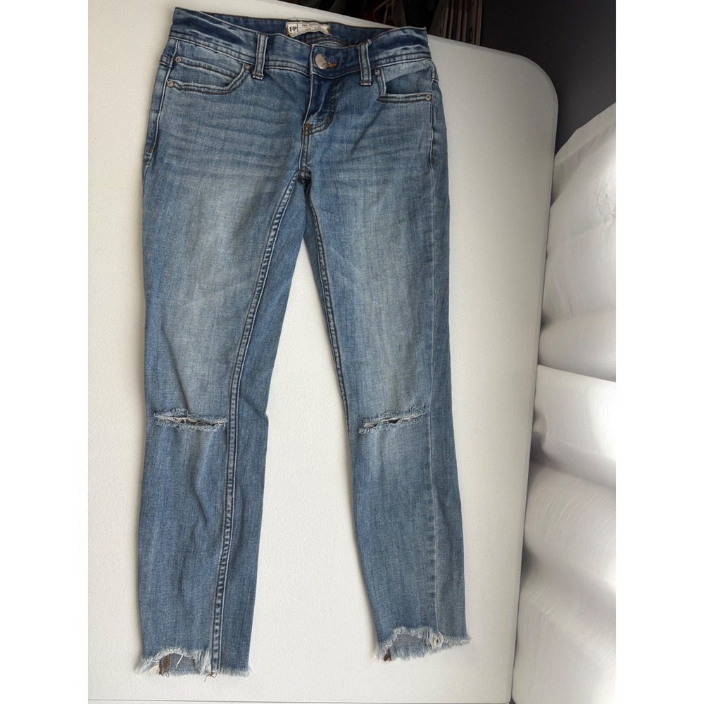 Free People Distressed Knee Fray Hem Denim Jeans Light Wash Size 25